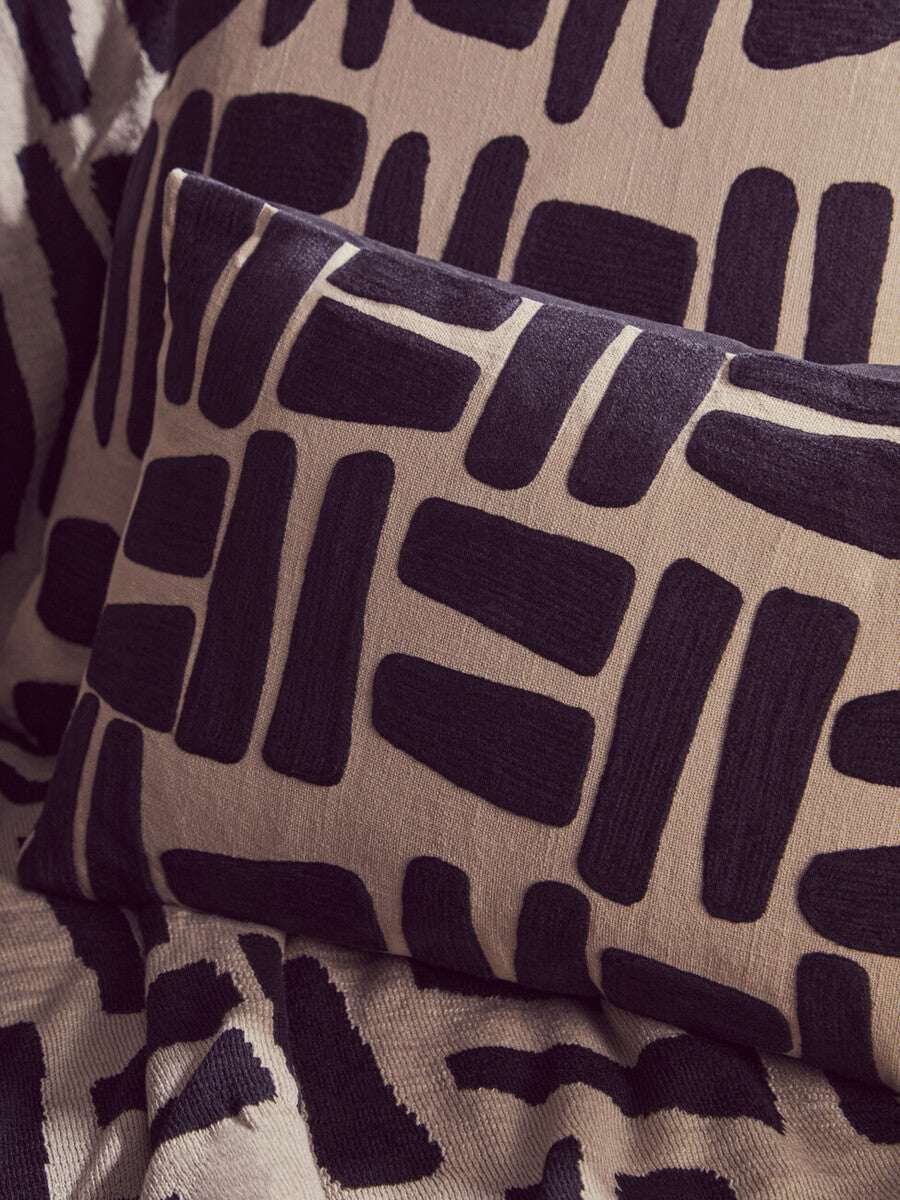 Orsina Black Throw with Abstract Pattern Perfect for Stylish Home Decor