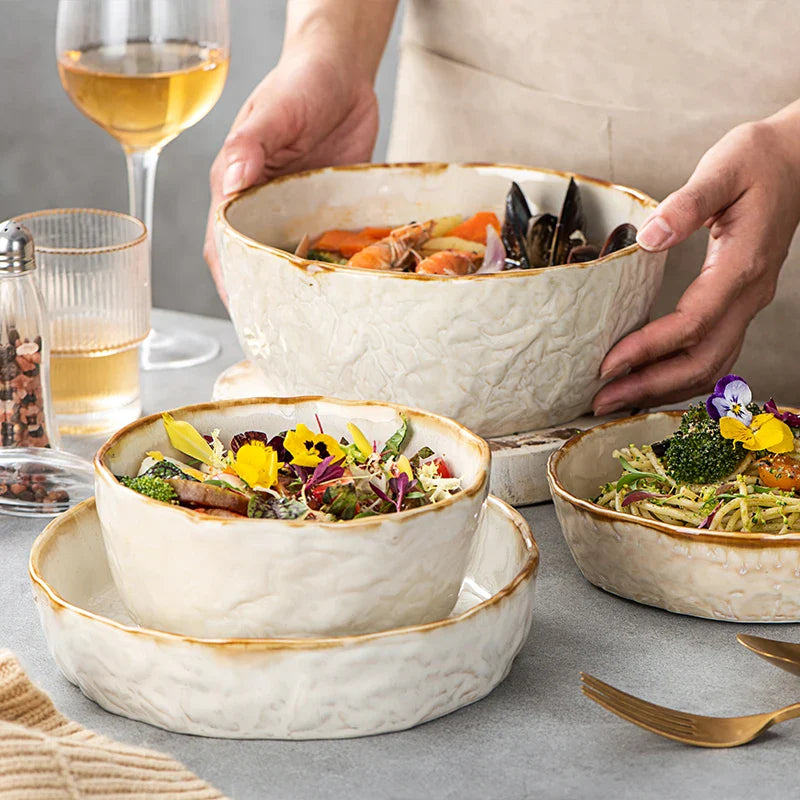 Elegant Nisu Home serving bowl set in white with gold rim, ideal for salads and pasta dishes