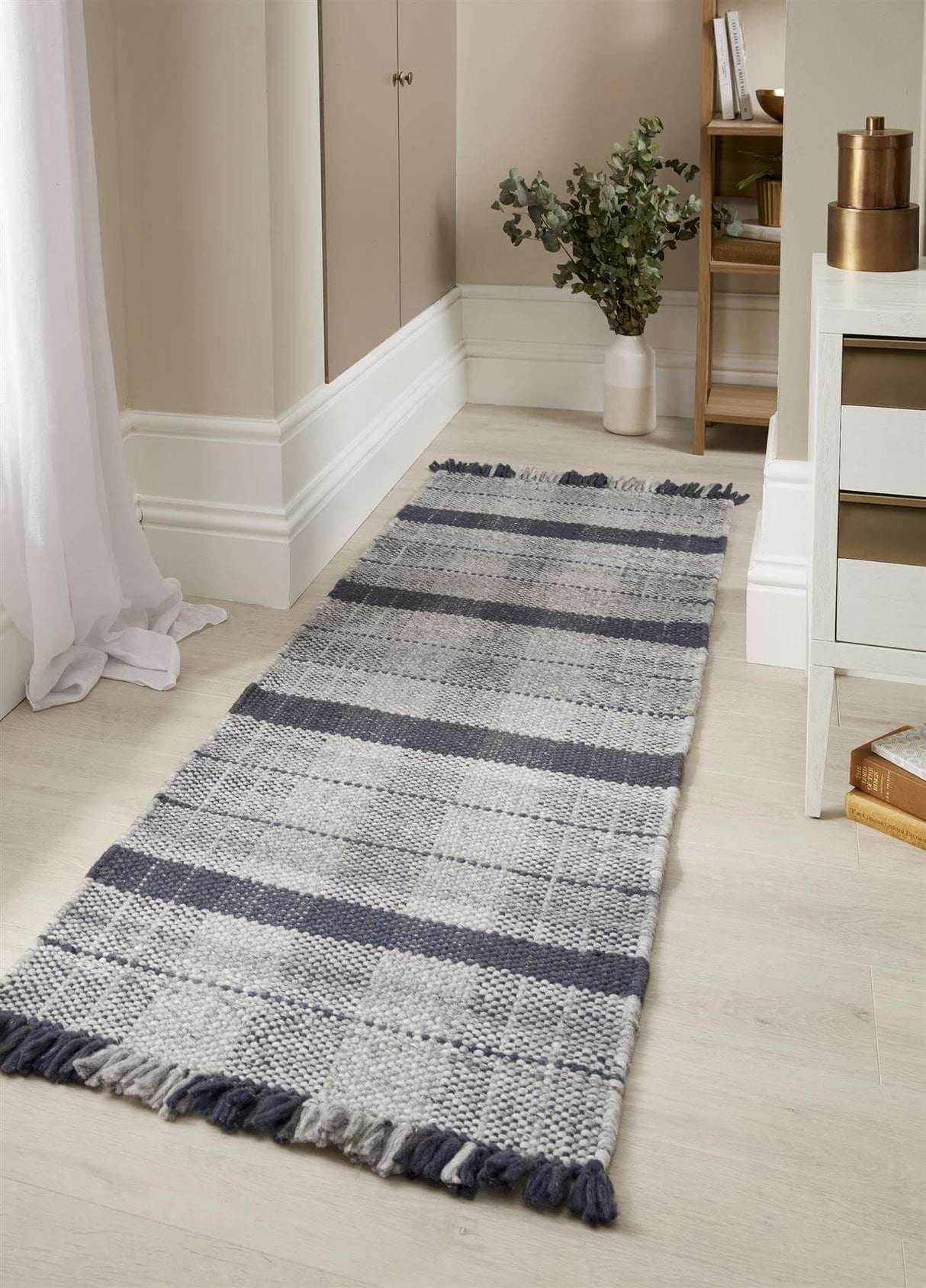 Stylish Checkered Rug in Grey and Navy Blue with Fringed Edges for Modern Interiors