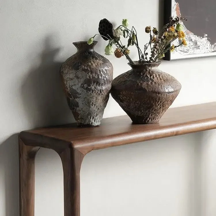 Nisu Home Console Table with a Smooth Wooden Surface and Elegant Vases Decorated with Dried Flowers