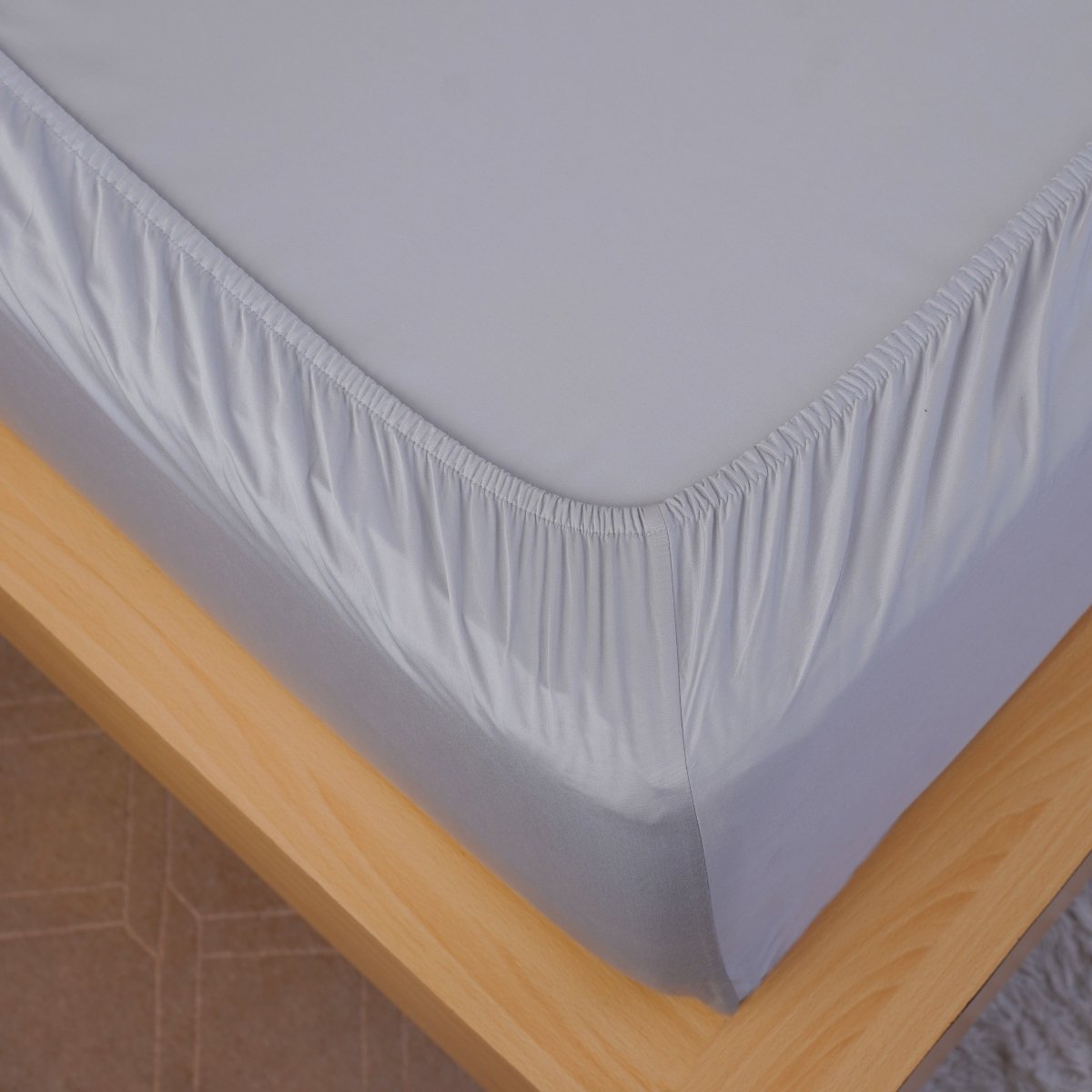 SHEET STORY Fitted Sheet in soft grey on a wooden bed frame for a comfortable night's sleep