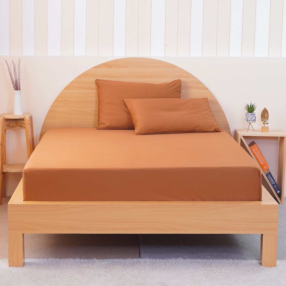 SHEET STORY Fitted Sheet in warm brown colour, perfectly fitted on wooden bed with matching pillows