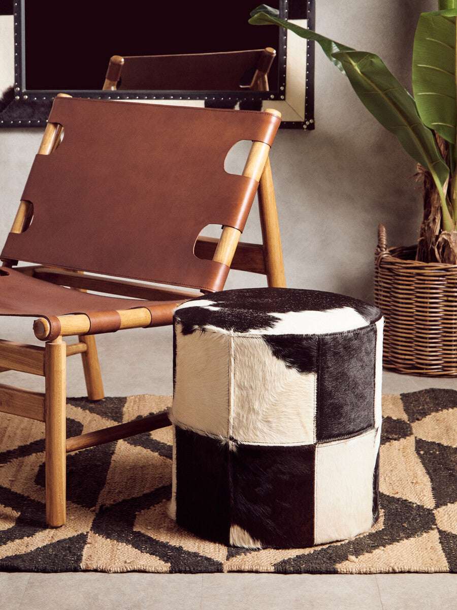 Orsina Hemp Rug with a Stylish Pattern, Featuring a Brown Leather Chair and a Textured Stool