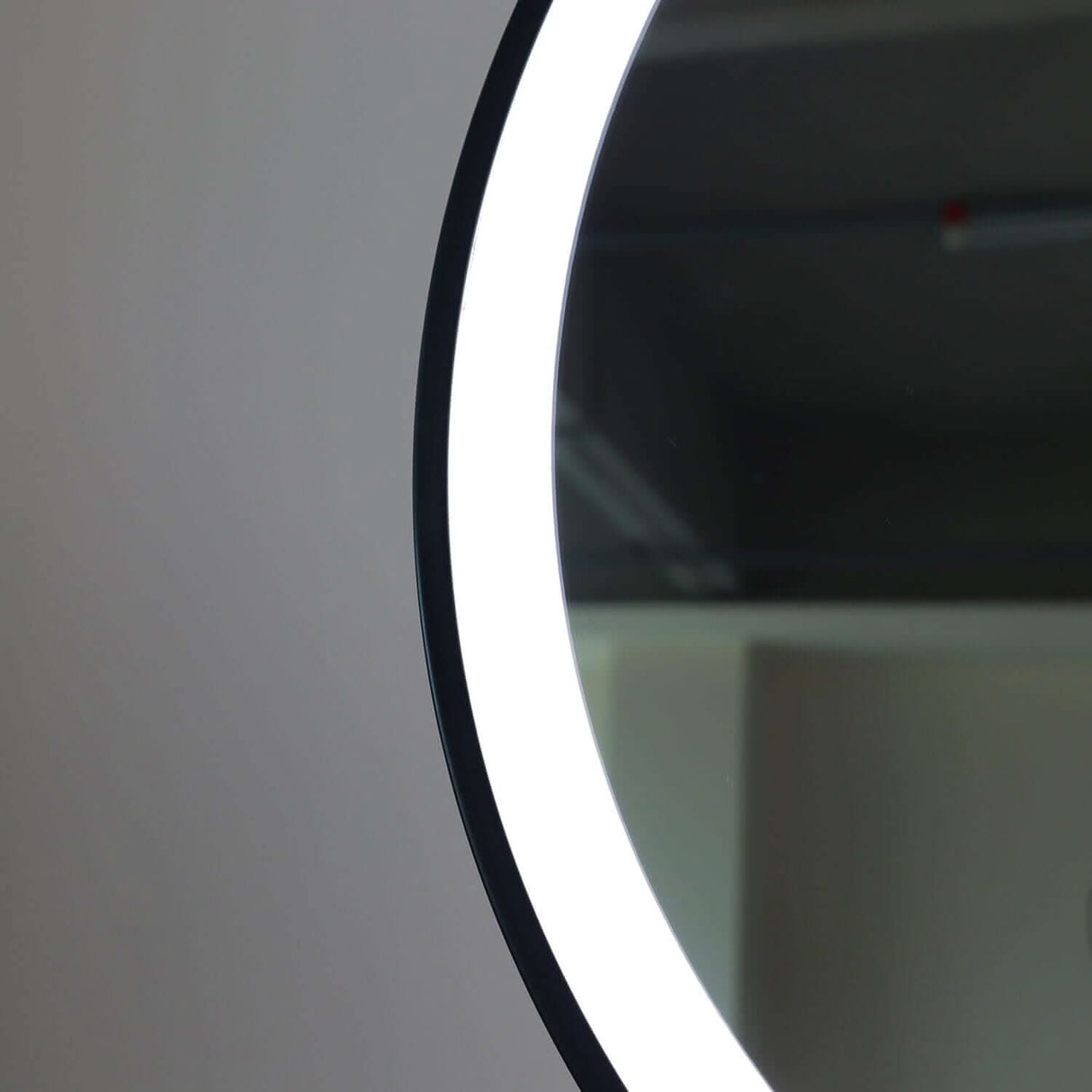 Hollywood Mirror with Built-in LED Light for Enhanced Vanity and Makeup Application