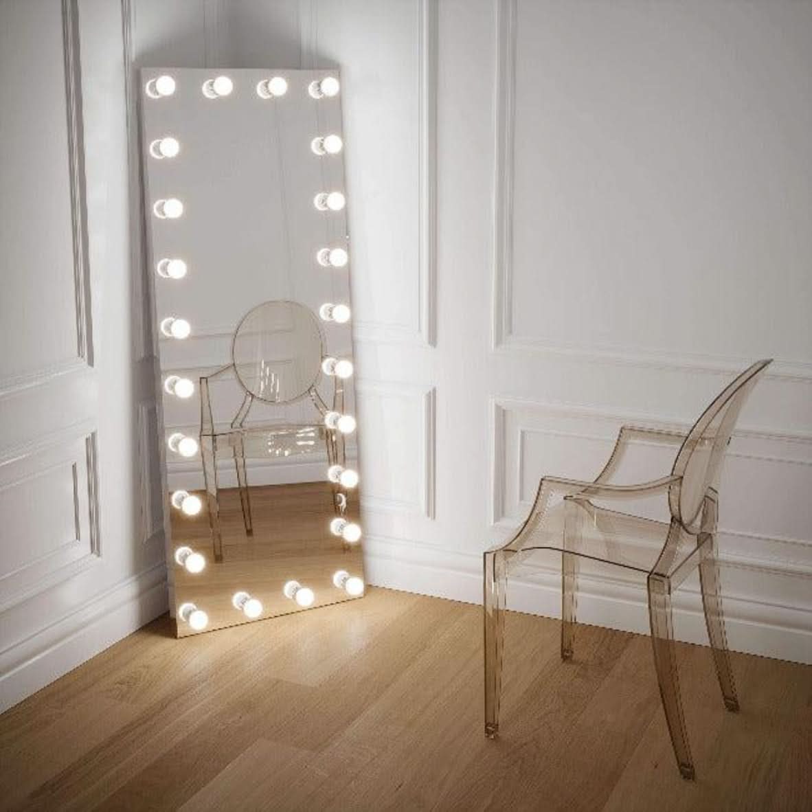 Elegant Hollywood Mirror with Bright Vanity Lights for Glamorous Home Decor
