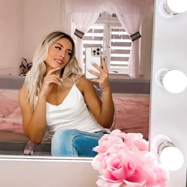 Hollywood Mirror with Bright LED Lights for Perfect Makeup and Glamourous Reflections