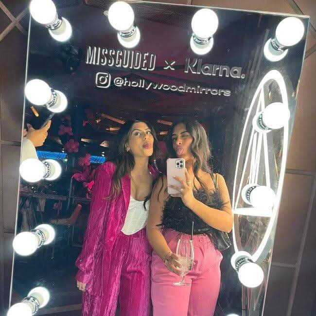 Hollywood Mirror with Bright LED Lights for a Glamorous Selfie Experience