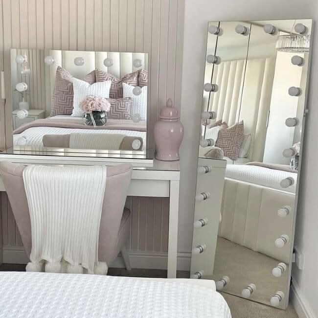 Elegant Hollywood Mirror with LED bulbs, perfect for dressing tables and makeup application