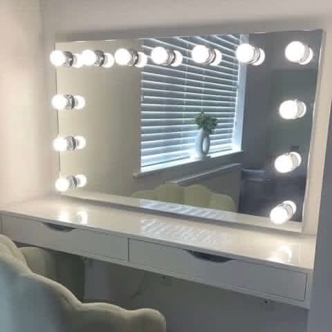 Hollywood Mirror with Bright LED Bulbs and Sleek Vanity Table for a Glamorous Make-up Experience