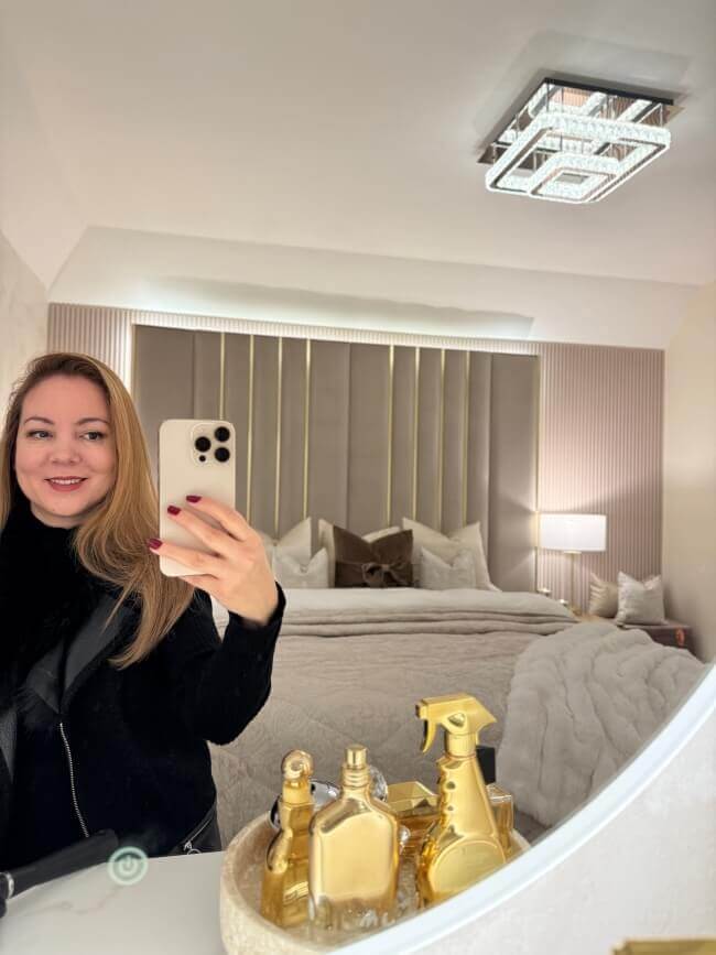 Round Mirror with Elegant Design, Perfect for Dressing Rooms and Beauty Rituals