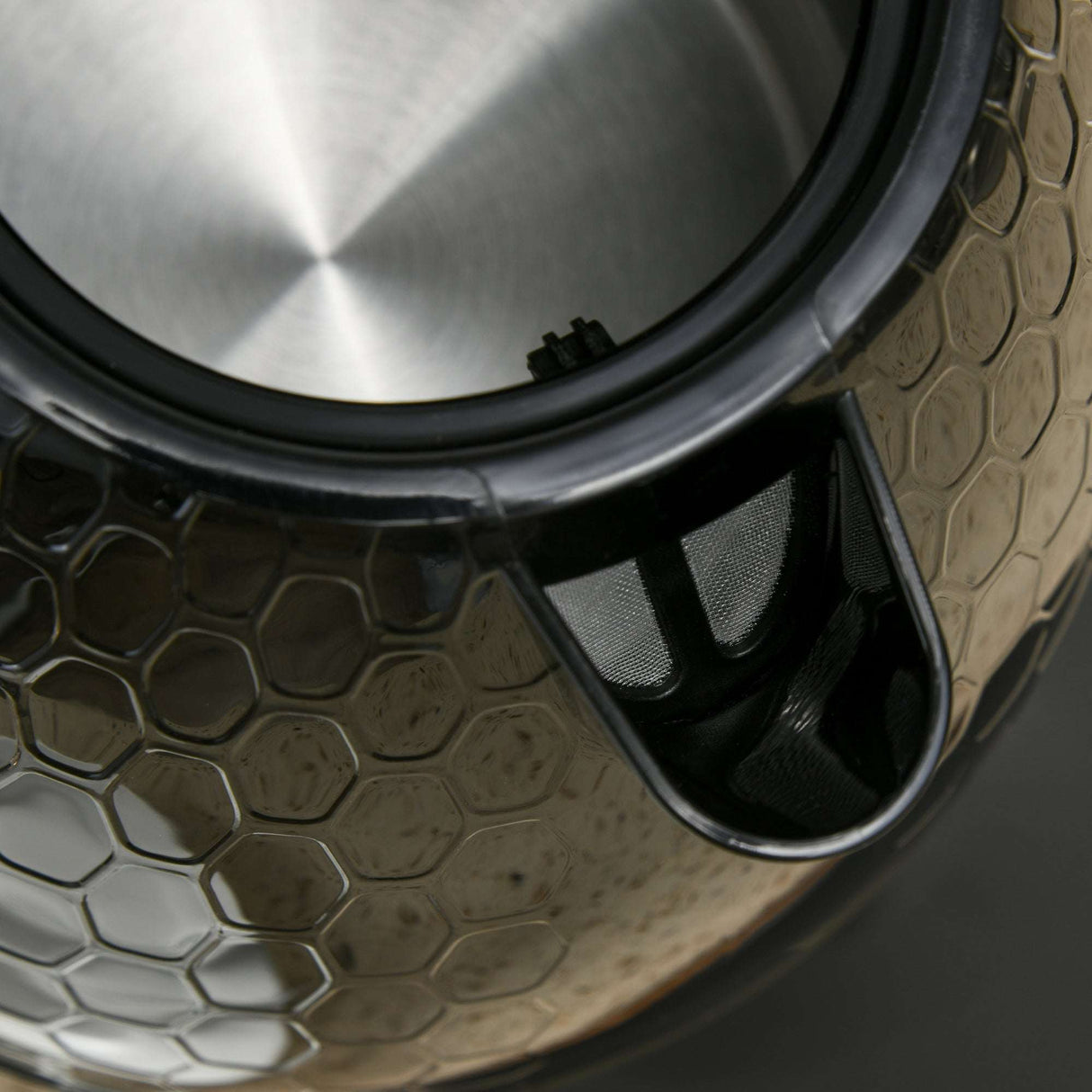 Wise Galleria Toaster Set featuring a sleek, honeycomb design with stainless steel accents