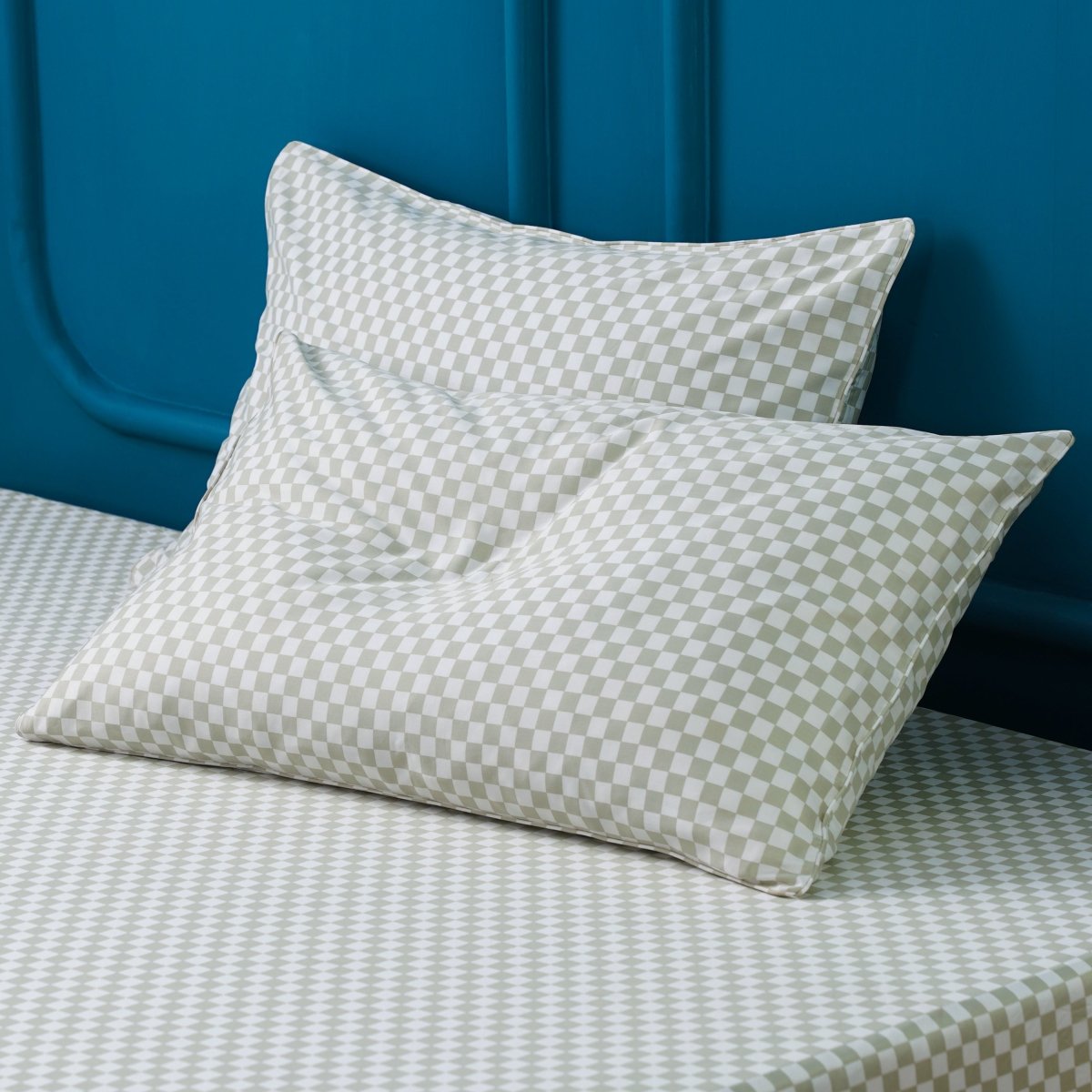 SHEET STORY Bedding Set featuring checkered pattern pillows and matching fitted sheet