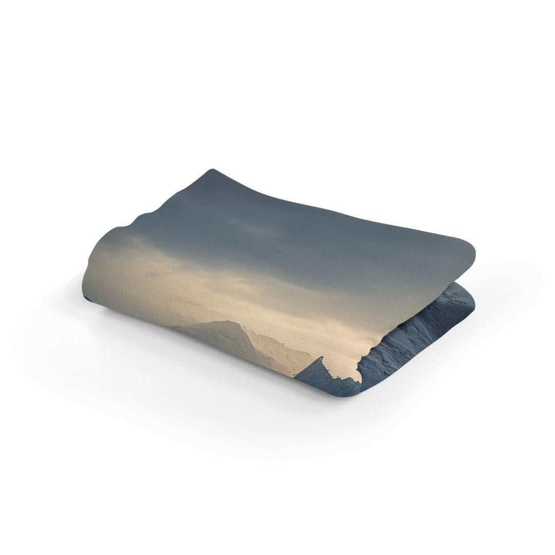 HOME ART HAVEN Blanket with Mountain Landscape Design for Cozy Comfort