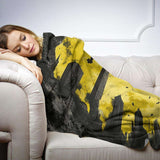 HOME ART HAVEN Blanket featuring a city skyline design in yellow and black for cosy comfort