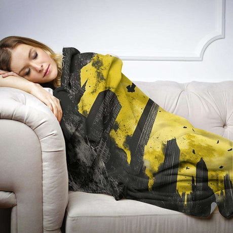 HOME ART HAVEN Blanket featuring a city skyline design in yellow and black for cosy comfort