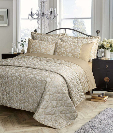 OLIVIA ROCCO Duvet Set in beige with floral patterns and matching pillowcases for elegant bedroom decor