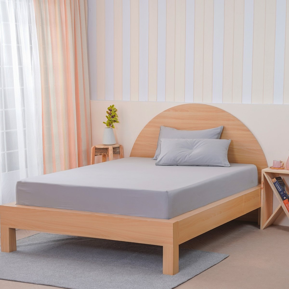SHEET STORY Grey Fitted Sheet on a wooden bed with two matching pillows for a modern bedroom look