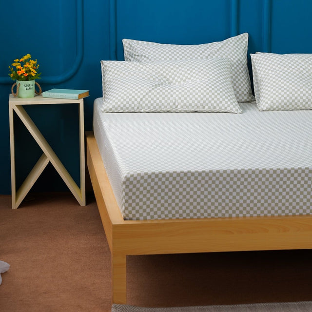 SHEET STORY Fitted Sheet in a stylish checkered pattern, perfect for modern bedding styles