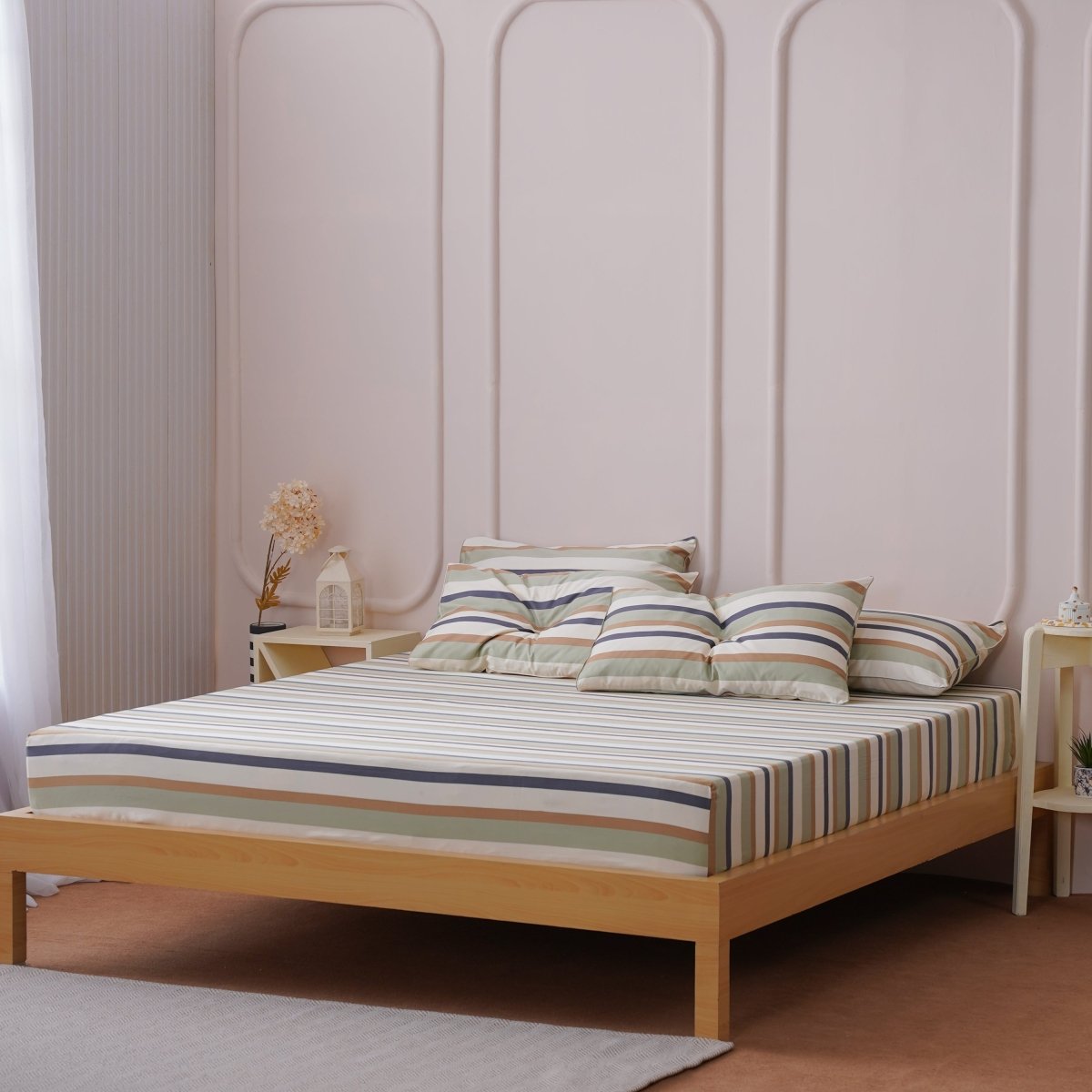 SHEET STORY Fitted Sheet with Striped Pattern on a Wooden Bed in a Modern Bedroom