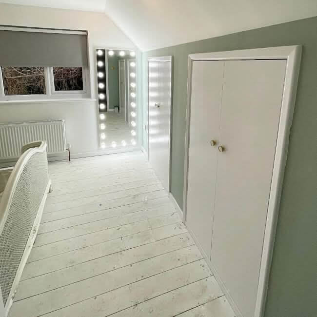 Stylish Hollywood Mirror with Bright LED Lights in a Modern Bedroom Setting