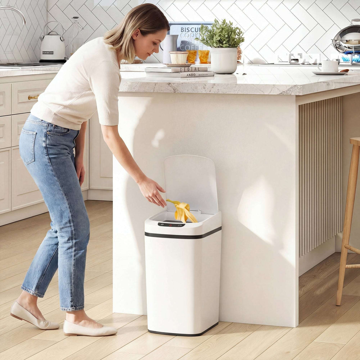 Wise Galleria Kitchen Bin with a Lid for Convenient Waste Disposal in Modern Kitchens