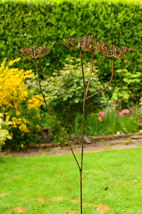 Savageworksuk Metal Cow Parsley Garden Ornament with Detailed Floral Design for Outdoor Spaces