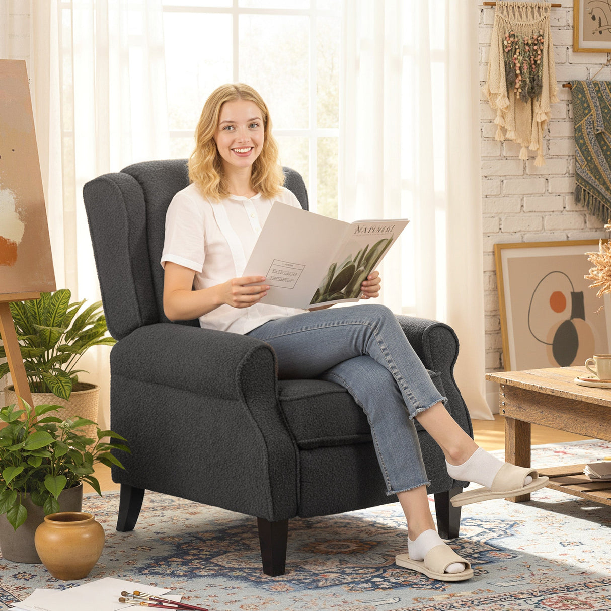 Comfortable Recliner Armchair with Elegant Design, Perfect for Relaxing while Reading