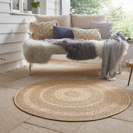 Beautiful round rug made of natural fibres, perfect for enhancing outdoor seating areas