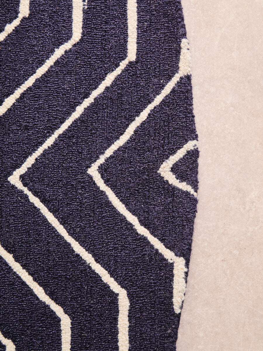 Orsina Round Rug with Chevron Pattern in Navy Blue and Cream for Stylish Home Decor
