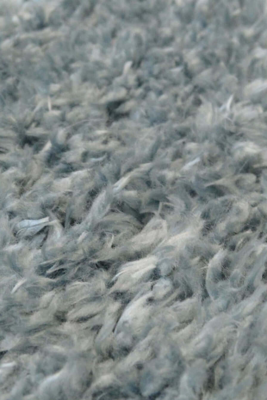Soft Shaggy Rug in Grey with Plush Texture for Comfortable Home Decor