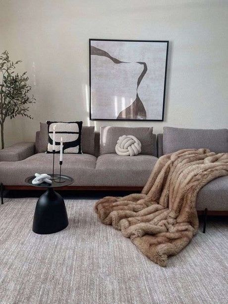 Luxurious Nisu Home Throw Blanket in Soft Faux Fur, Perfect for Cozy Interiors