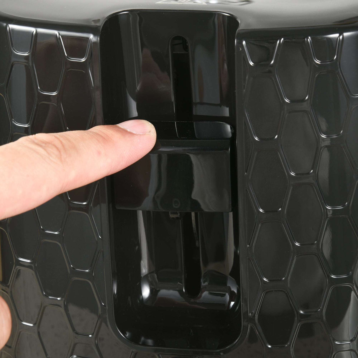 Close-up of a finger pressing the lever on a Wise Galleria Toaster Set for easy bread toasting