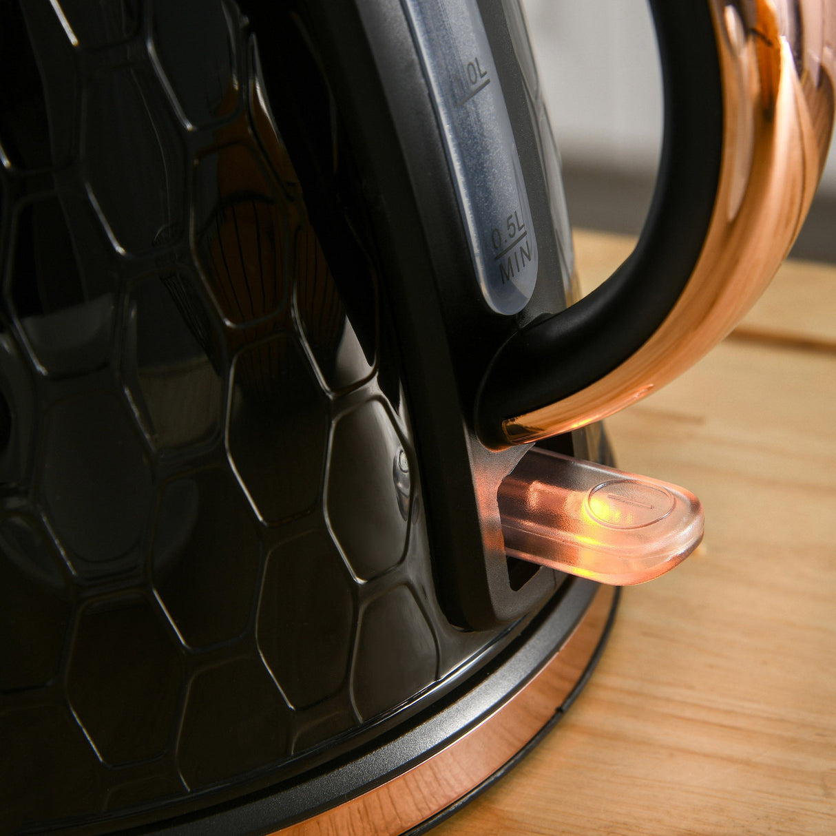Wise Galleria Toaster Set including a stylish kettle with a glowing power indicator
