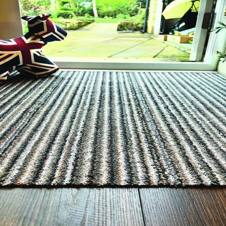 Striped washable mat in grey and beige, suitable for indoor and outdoor use