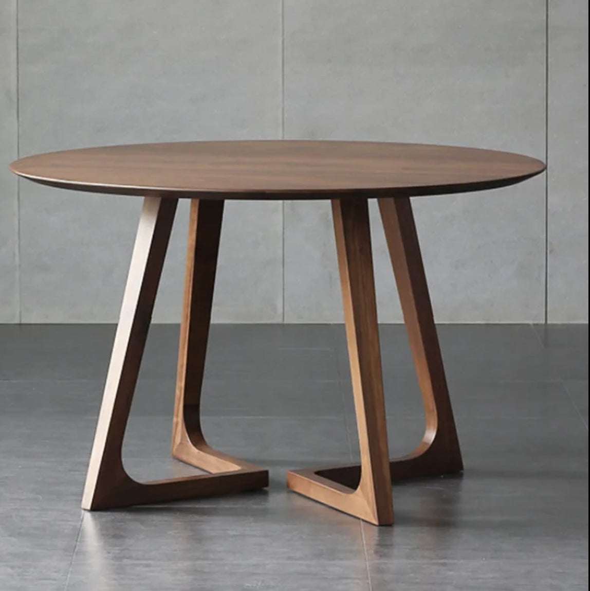 Nisu Home Round Dining Table with Wooden Legs for Modern Dining Spaces